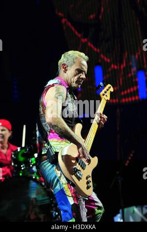 Hamburg, Deutschland. 6. Oktober 2016. Red Hot Chili Peppers live in Hamburg. Sänger Anthony Kiedis, Bassist Flea, Schlagzeuger Chad Smith und Gitarrist Josh Klinghoffer. Hamburg-Deutschland. Am 5. Oktober, 2016. / Bild Allianz © Dpa/Alamy Live-Nachrichten Stockfoto