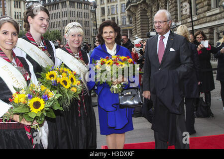 Hamburg, Deutschland. 6. Oktober 2016. König Carl XVI. Gustaf und Königin Silvia von Schweden während eines Staates in Hamburg zu besuchen. Das Königspaar wird in Deutschland von der 07:55 von Oktober / picture Alliance © Dpa/Alamy Live-Nachrichten Stockfoto