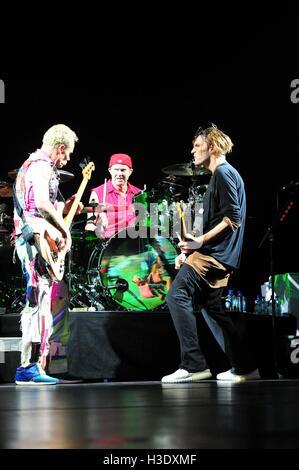 Hamburg, Deutschland. 6. Oktober 2016. Red Hot Chili Peppers live in Hamburg. Sänger Anthony Kiedis, Bassist Flea, Schlagzeuger Chad Smith und Gitarrist Josh Klinghoffer. Hamburg-Deutschland. Am 5. Oktober, 2016. / Bild Allianz © Dpa/Alamy Live-Nachrichten Stockfoto