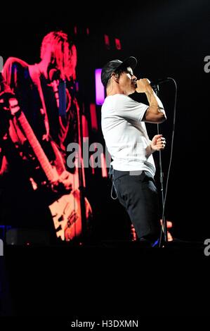 Hamburg, Deutschland. 6. Oktober 2016. Red Hot Chili Peppers live in Hamburg. Sänger Anthony Kiedis, Bassist Flea, Schlagzeuger Chad Smith und Gitarrist Josh Klinghoffer. Hamburg-Deutschland. Am 5. Oktober, 2016. / Bild Allianz © Dpa/Alamy Live-Nachrichten Stockfoto