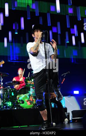 Hamburg, Deutschland. 6. Oktober 2016. Red Hot Chili Peppers live in Hamburg. Sänger Anthony Kiedis, Bassist Flea, Schlagzeuger Chad Smith und Gitarrist Josh Klinghoffer. Hamburg-Deutschland. Am 5. Oktober, 2016. / Bild Allianz © Dpa/Alamy Live-Nachrichten Stockfoto