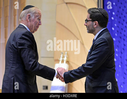 Washington, uns. 6. Oktober 2016. Vereinigte Staaten Vizepräsident Joe Biden wird von Rabbiner Gil Steinlauf Adas Israel Gemeinde begrüßt, vor der Herstellung Bemerkungen auf der offiziellen National Memorial Service für Shimon Peres in der Synagoge in Washington, DC am 6. Oktober 2016. Bildnachweis: Ron Sachs/CNP - NO WIRE SERVICE - © Dpa/Alamy Live-Nachrichten Stockfoto