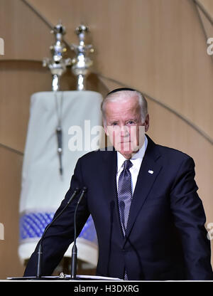 Washington, uns. 6. Oktober 2016. US-Vize-Präsident Joe Biden macht Bemerkungen bei der offiziellen National Memorial Service für Shimon Peres an Adas Israel Gemeinde in Washington, DC am 6. Oktober 2016. Bildnachweis: Ron Sachs/CNP - NO WIRE SERVICE - © Dpa/Alamy Live-Nachrichten Stockfoto