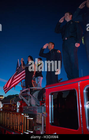 Lancaster, Kalifornien, USA. 6. Oktober 2016. First Responder-Teams der Los Angeles County Fire Department Engine #134 Salute die Prozession der gefallen Los Angeles Sheriff Department Sergeant, Steve Owen, 53, als es reist am Highway 14 in Lancaster am Donnerstagabend in nördlicher Richtung. Sgt. Owen wurde einen Tag früher während der Reaktion auf einen Aufruf der Einbruch in der Linie der Pflicht getötet. Bildnachweis: Ross Weg/Alamy Live-Nachrichten Stockfoto