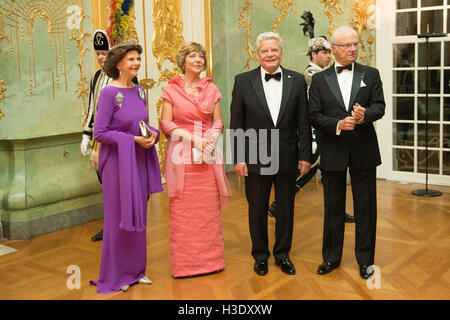 Berlin, Deutschland. 6. Oktober 2016. Bundespräsident Joachim Gauck, zweiter von rechts, seine Partnerin Daniela Schadt, zweiter von links, Schwedens König Carl XVI. Gustaf und Königin Silvia warten auf Gäste stand ein offizielles Abendessen veranstaltet von Schweden in das Schloss Charlottenburg in Berlin, Donnerstag, 6. Oktober 2016. Foto: Maja Hitij/Dpa/Alamy Live News Stockfoto