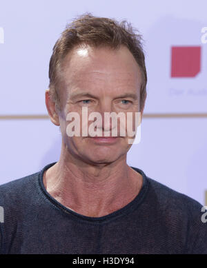 Britischer Musiker Sting kommt für die Preisverleihung Deutscher Radiopreis (Deutscher Radiopreis) in Hamburg, Deutschland, 6. Oktober 2016.  FOTO: GEORG WENDT/DPA Stockfoto