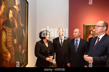 Moskau, Russland. 6. Oktober 2016. Der russische Präsident Vladimir Putin und Prinz Albert II von Monaco, Recht, tour der Grimaldis und Romanows: drei Jahrhunderte der Geschichte Kunstausstellung in der Tretjakow-Galerie 6. Oktober 2016 in Moskau, Russland. Bildnachweis: Planetpix/Alamy Live-Nachrichten Stockfoto