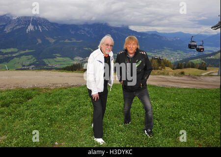 Ellmau, Österreich. 6. Oktober 2016. Sänger Karl-Heinz (l) Und Bernd Ulrich der Deutschen Musikgruppe "Die Amigos" sterben Machen Vor Dachmarke Auftritt Beim Alpenländischen Musikherbst am 06.10.2016 in Ellmau in Tirol (Österreich) Einen Ausflug in Die Berge bin Wilden Kaiser. Foto: Ursula Düren/Dpa/Alamy Live News Stockfoto