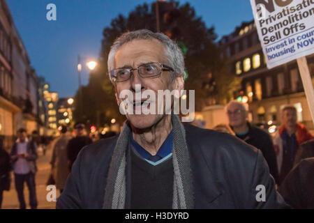 London, UK, 6. Oktober 2016. Piers Corbyn, Jeremys Bruder lebt neben der Aylesbury Estate und hat lange gekämpft, über den Verlust des sozialen Wohnungsbaus. Er war an der RIBA Stirling Prize Protest darauf hinzuweisen, dass eines der nominierten Projekte, Trafalgar Platz, auf dem abgerissenen Heygate Anwesen,, die sie sagen erbaut wurde, "gestohlen wurde von den Menschen" und Hunderte von Sozialwohnungen Mieter und Pächter gewaltsam vertrieben und der Ort verkauft ein Zehntel ihres Wertes an die Entwickler. Bildnachweis: Peter Marshall/Alamy Live-Nachrichten Stockfoto