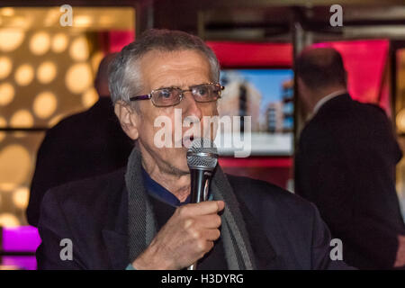 London, UK, 6. Oktober 2016. Piers Corbyn, Jeremys Bruder lebt neben der Aylesbury Estate und hat lange gekämpft, über den Verlust des sozialen Wohnungsbaus. Er sprach bei der RIBA Stirling Prize Protest darauf hin, dass eines der ausgewählten Projekte, Trafalgar Place, entstand auf den abgerissenen Heygate Anwesen, das sie sagen "gestohlen wurde von den Menschen" und Hunderte von Sozialwohnungen Mieter und Pächter gewaltsam vertrieben und der Ort verkauft ein Zehntel ihres Wertes an die Entwickler. Bildnachweis: Peter Marshall/Alamy Live-Nachrichten Stockfoto