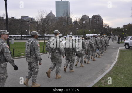 16. April 2013 - Boston, Massachusetts - Truppen der Nationalgarde März und am Tag nach der Bombardierung der Boston-Marathon auf der Boylston Street Twin Boston Common zu besetzen. (Kredit-Bild: © Kenneth Martin über ZUMA Draht) Stockfoto