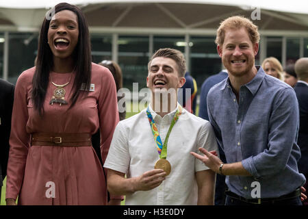 London, UK. 7. Oktober 2016. Prinz Harry besucht Herrn Cricket Club um den Ausbau der Lehrlingsausbildung coaching Coach Core Sportarten zu markieren. Harry posiert mit England Korbball Champion, Eboni Beckford-Chambers(L) und Max Whitlock(centre) Goldmedaille Sieger aus Rio 2016 Olympics in Gymnastik Boden und Pauschenpferd Credit: Guy Corbishley/Alamy Live News Stockfoto