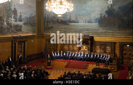 Hamburg, Deutschland. 7. Oktober 2016. Zahlreiche Gäste sitzen beim offiziellen Festakt zum 20-jährigen Jubiläum des internationalen Strafgerichtshofs für das Gesetz des Meeres in Hamburg, Deutschland, 7. Oktober 2016. Die Richter des Gerichts sind in den Rücken. Foto: Daniel Reinhardt/Dpa/Alamy Live News Stockfoto