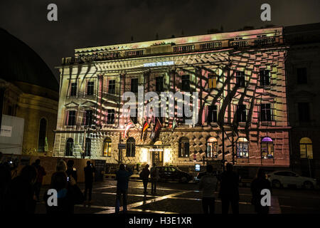 Berlin, Deutschland. 6. Oktober 2016. Die beleuchteten Hotel de Rome gesehen während der Proben für das Festival of Lights in Berlin, Deutschland, 6. Oktober 2016. Foto: PAUL ZINKEN/Dpa/Alamy Live News Stockfoto