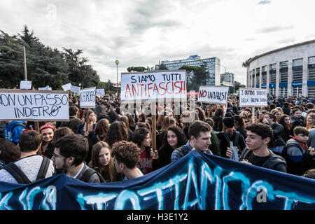 Rom, Italien. 7. Oktober 2016. Studenten halten Plakate und schreien Parolen während einer Demonstration zum protest gegen Italiens Premier Matteo Renzi ist "gute Schule" Bildungsreform in Rom am 7. Oktober 2016. Tausende von Studenten zu ergreifen, um die Straßen in Rom zum protest gegen Premierminister Matteo Renzi die 'gute Schule' Bildungsreform und Fragen, Richtlinien für das Recht auf Bildung um kostenlose Bildung zu erreichen. Bildnachweis: Giuseppe Ciccia/Alamy Live-Nachrichten Stockfoto