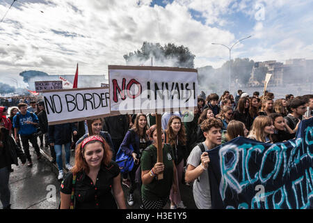 Rom, Italien. 7. Oktober 2016. Studenten halten Plakate und schreien Parolen während einer Demonstration zum protest gegen Italiens Premier Matteo Renzi ist "gute Schule" Bildungsreform in Rom am 7. Oktober 2016. Tausende von Studenten zu ergreifen, um die Straßen in Rom zum protest gegen Premierminister Matteo Renzi die 'gute Schule' Bildungsreform und Fragen, Richtlinien für das Recht auf Bildung um kostenlose Bildung zu erreichen. Bildnachweis: Giuseppe Ciccia/Alamy Live-Nachrichten Stockfoto