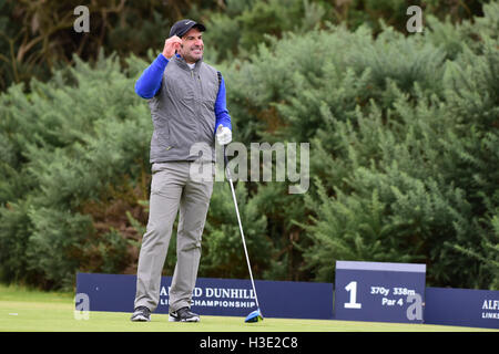 St. Andrews, Schottland, Vereinigtes Königreich, 07, Oktober 2016. Portugiesischen Fußballstar Luis Figo am ersten Abschlag in Kingsbarns bei der Alfred Dunhill Links Championship Credit: Ken Jack / Alamy Live News Stockfoto