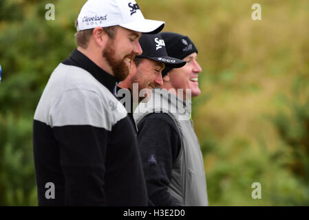 St. Andrews, Schottland, Vereinigtes Königreich, 07, Oktober 2016. Führende professionelle Graeme McDowell (C) Nordirland genießt einen lachen mit Partner zu spielen, während die Alfred Dunhill Links Championship Credit: Ken Jack / Alamy Live News Stockfoto