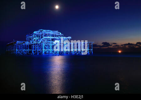 Brighton, UK. 6. Oktober 2016. Die Überreste der West Pier ist beleuchtet mit farbigem Licht, ihr 150-jähriges bestehen in Brighton, UK, Donnerstag, 6. Oktober 2016 feiern.  Der Pier wurde entworfen und Engineed von Eugenius Birke und Kosten £27.000.  Es war im Jahre 1866 für das Publikum geöffnet, 1975 geschlossen und im Jahr 2003 durch einen Brand zerstört. Bildnachweis: Luke MacGregor/Alamy Live-Nachrichten Stockfoto