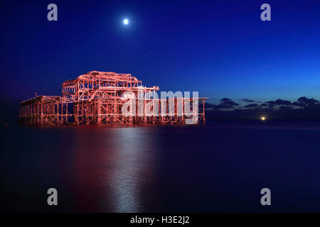 Brighton, UK. 6. Oktober 2016. Die Überreste der West Pier ist beleuchtet mit farbigem Licht, ihr 150-jähriges bestehen in Brighton, UK, Donnerstag, 6. Oktober 2016 feiern.  Der Pier wurde entworfen und Engineed von Eugenius Birke und Kosten £27.000.  Es war im Jahre 1866 für das Publikum geöffnet, 1975 geschlossen und im Jahr 2003 durch einen Brand zerstört. Bildnachweis: Luke MacGregor/Alamy Live-Nachrichten Stockfoto