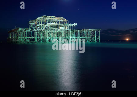 Brighton, UK. 6. Oktober 2016. Die Überreste der West Pier ist beleuchtet mit farbigem Licht, ihr 150-jähriges bestehen in Brighton, UK, Donnerstag, 6. Oktober 2016 feiern.  Der Pier wurde entworfen und Engineed von Eugenius Birke und Kosten £27.000.  Es war im Jahre 1866 für das Publikum geöffnet, 1975 geschlossen und im Jahr 2003 durch einen Brand zerstört. Bildnachweis: Luke MacGregor/Alamy Live-Nachrichten Stockfoto