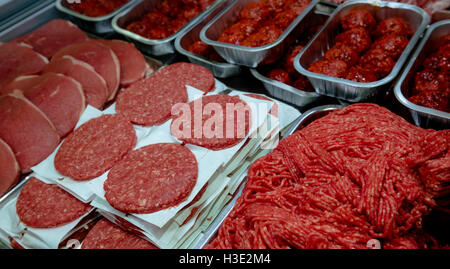 Rohe Frikadellen und Hackfleisch auf dem display Stockfoto