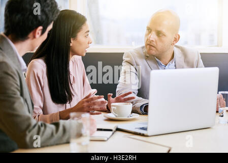Drei Führungskräfte kommunizieren während Meetings im Konferenzraum Stockfoto