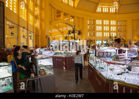 Innere des zentralen Markt Psar Thmei in Phnom Penh, Kambodscha Stockfoto