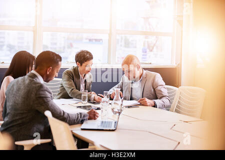 Business-Meeting zwischen vier professionelle Führungskräfte im Konferenzraum Stockfoto