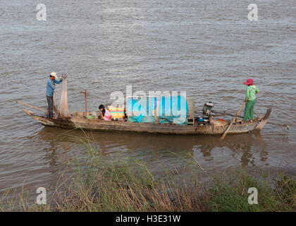 Familie Angeln auf dem Tonle Sap Fluss in Phnom Penh, Kambodscha. Stockfoto