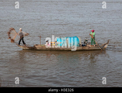 Familie Angeln auf dem Tonle Sap Fluss in Phnom Penh, Kambodscha. Stockfoto