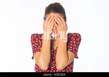 Angst junge Frau Gesicht mit Händen vor einem weißen Hintergrund ausblenden Stockfoto