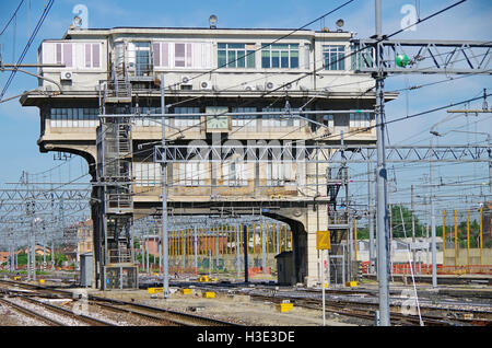 Stellwerk in der Nähe von Bologna Central Station, Italien. Stockfoto