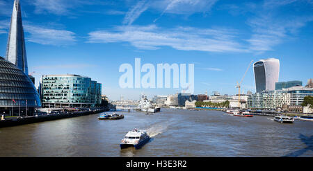 Blick nach Westen, flussaufwärts von der Tower Bridge, London, UK Stockfoto