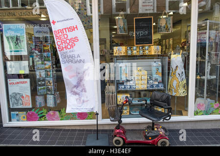 British Red Cross Charity Shop Schaufenster, Lincoln, Lincolnshire UK Stockfoto