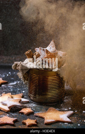 Hausgemachte Sternform Zucker Spritzgebäck mit Zucker und Zimt bestreuen Pulver in alten Blechdose Sackleinen Lappen mit cinnamo Stockfoto