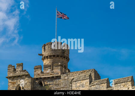 Britischer Anschluß-Markierungsfahne fliegen über einen Turm Turm an Lincoln Castle, Lincoln, Lincolnshire, Großbritannien Stockfoto