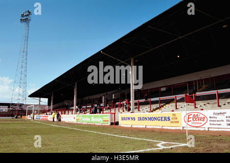 Millmoor, Heimat von Rotherham United FC (South Yorkshire), abgebildet im März 1995 Stockfoto