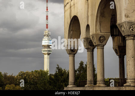 Belgrad, Serbien - The Avala Turm hinter der Villa aus den 1930er Jahren unmittelbar vor dem Sturm Stockfoto