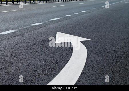 Straße in weißer Farbe auf dem Bürgersteig Kennzeichnung Stockfoto