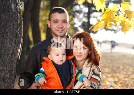 glückliche Familie gehen im Freien, Vater, Mutter und niedlichen baby Stockfoto