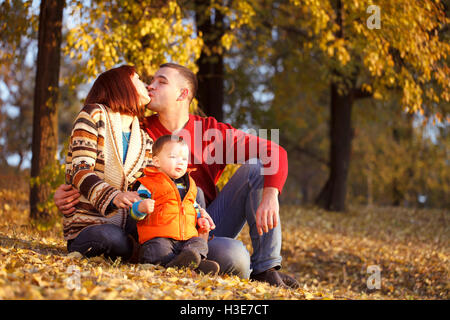 glückliche Familie gehen im Freien, Vater, Mutter und niedlichen baby Stockfoto