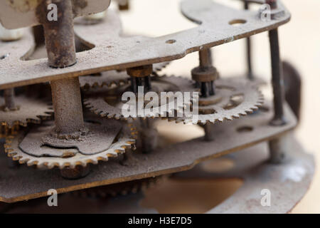 Altes Uhrwerk Nahaufnahme, Vintage-Hintergrund der staubigen Mechanismus Stockfoto