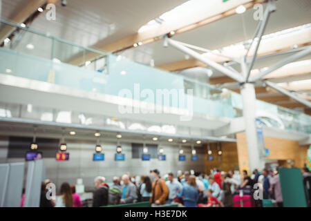 Verschwommenes Bild der Passagiere in Warteschlange am Check-in-Schalter Stockfoto