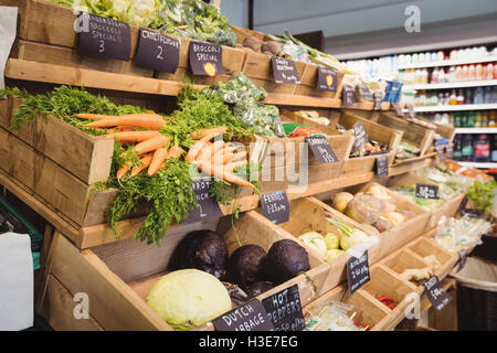 Vielzahl von Gemüse in Holzkiste Stockfoto