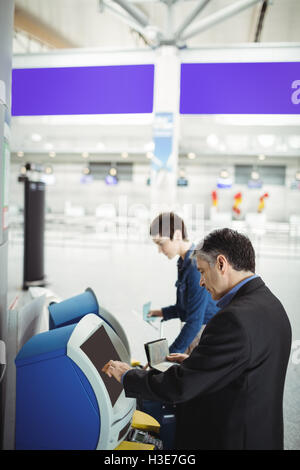 Geschäftsleute mit self-service Check-in Automaten Stockfoto