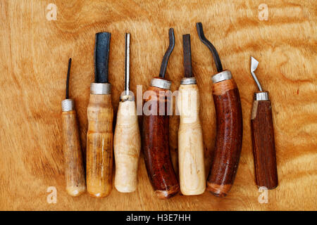 Vintage Instrumente der Holzschnitzerei Closeup on White Stockfoto
