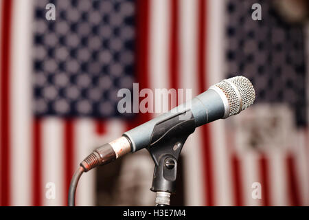 eine alte Vintage Mikrofon auf dem Hintergrund der amerikanischen Flagge Stockfoto