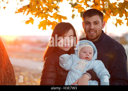 glückliche Familie gehen im Freien, Vater, Mutter und niedlichen baby Stockfoto