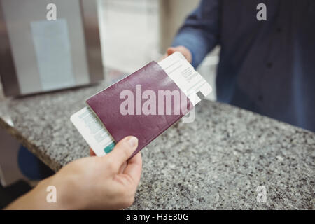 Fluggesellschaft einchecken Telefonzentrale Übergabe Pass für Pkw Stockfoto